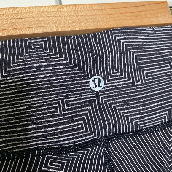 Lululemon Black White Jacquard Maze Wunder Under Crop II Leggings Size 4 - Picture 11 of 12